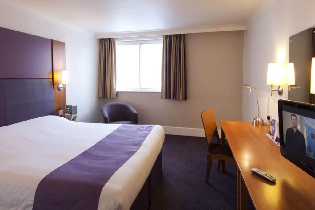 Premier Inn Cardiff Roath Esterno foto