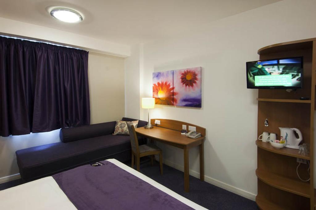 Premier Inn Cardiff Roath Esterno foto